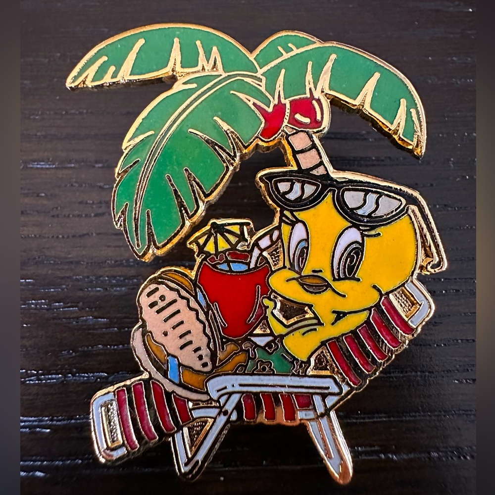 Very rare! Tweety on Vacation pin, palm tree, beach with sunglasses, cocktail